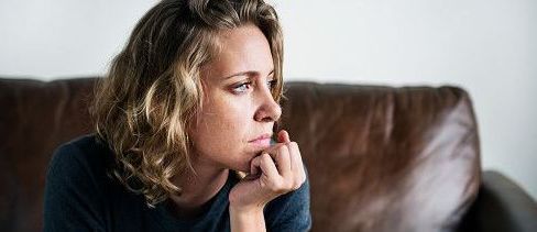 En kvinna som ser fundersam ut