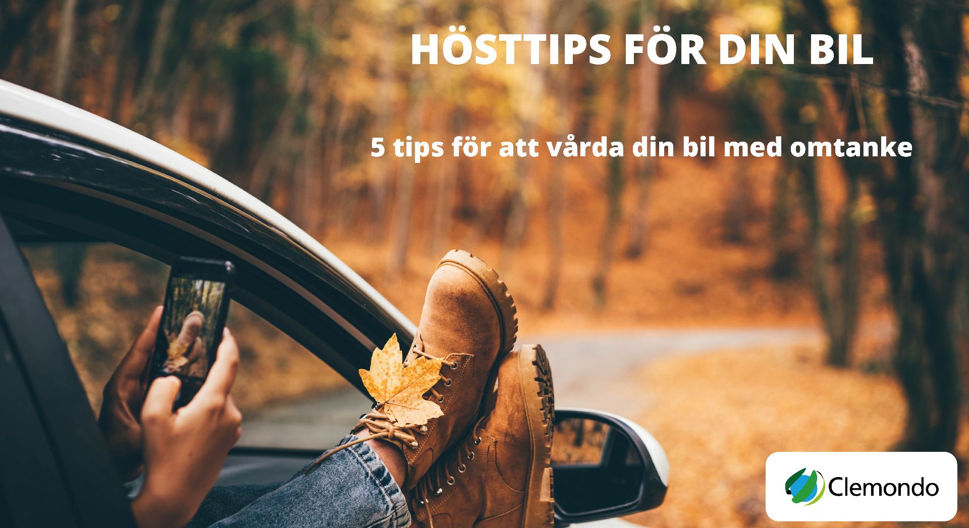 En person som sitter med fötterna ut genom bilens fönster i en parkerad bil i en höst skog