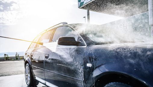 En bil som rengörs med en högtrycksvätt