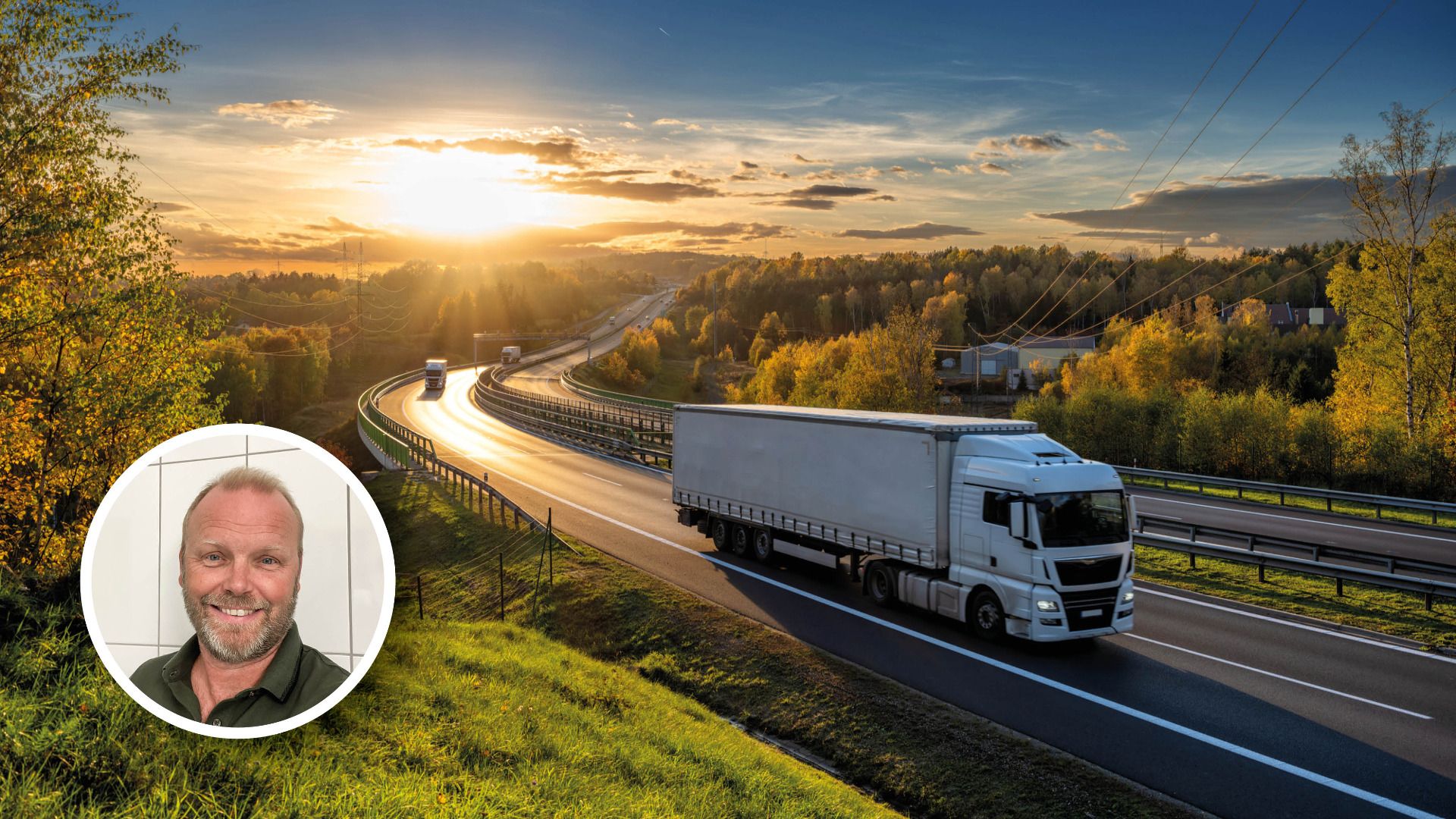 En lastbild på en motorväg med skog runt