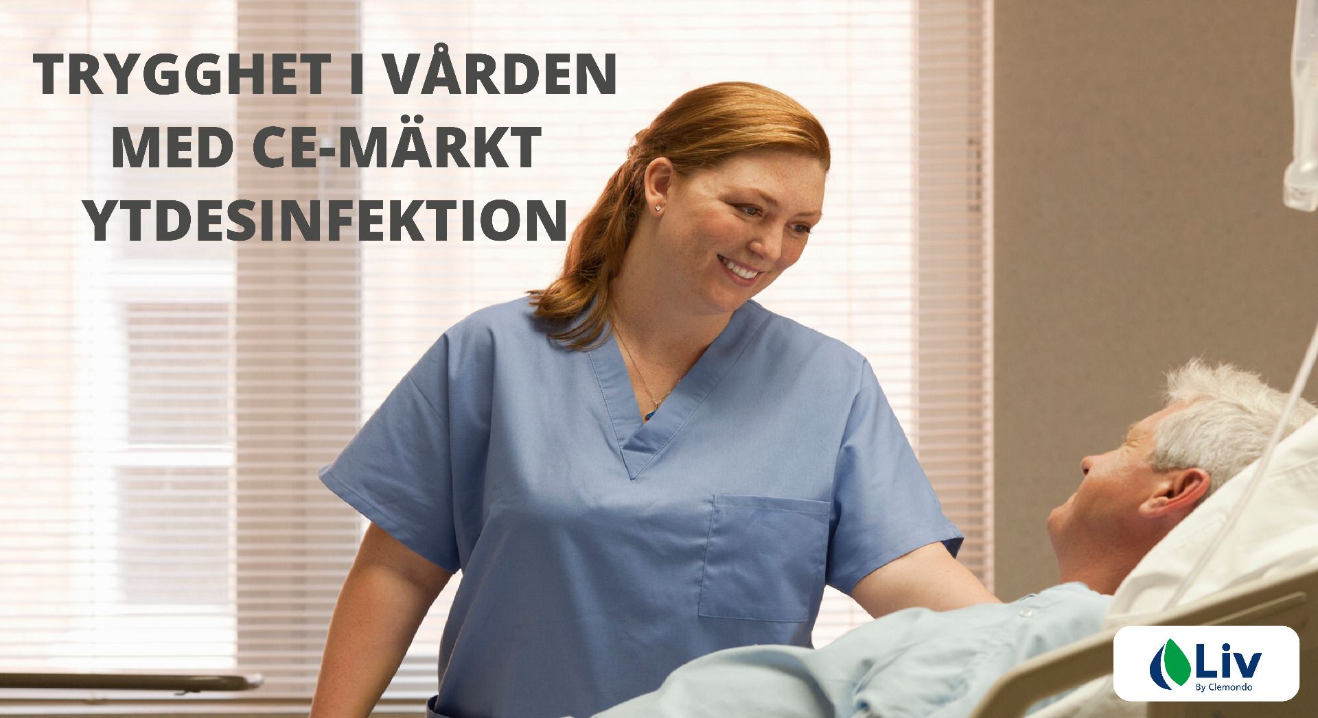 En sjuksköterska som står bredvid en patient i en säng