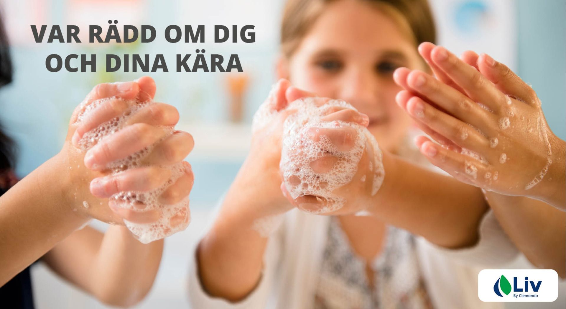 Barn som tvättar händerna